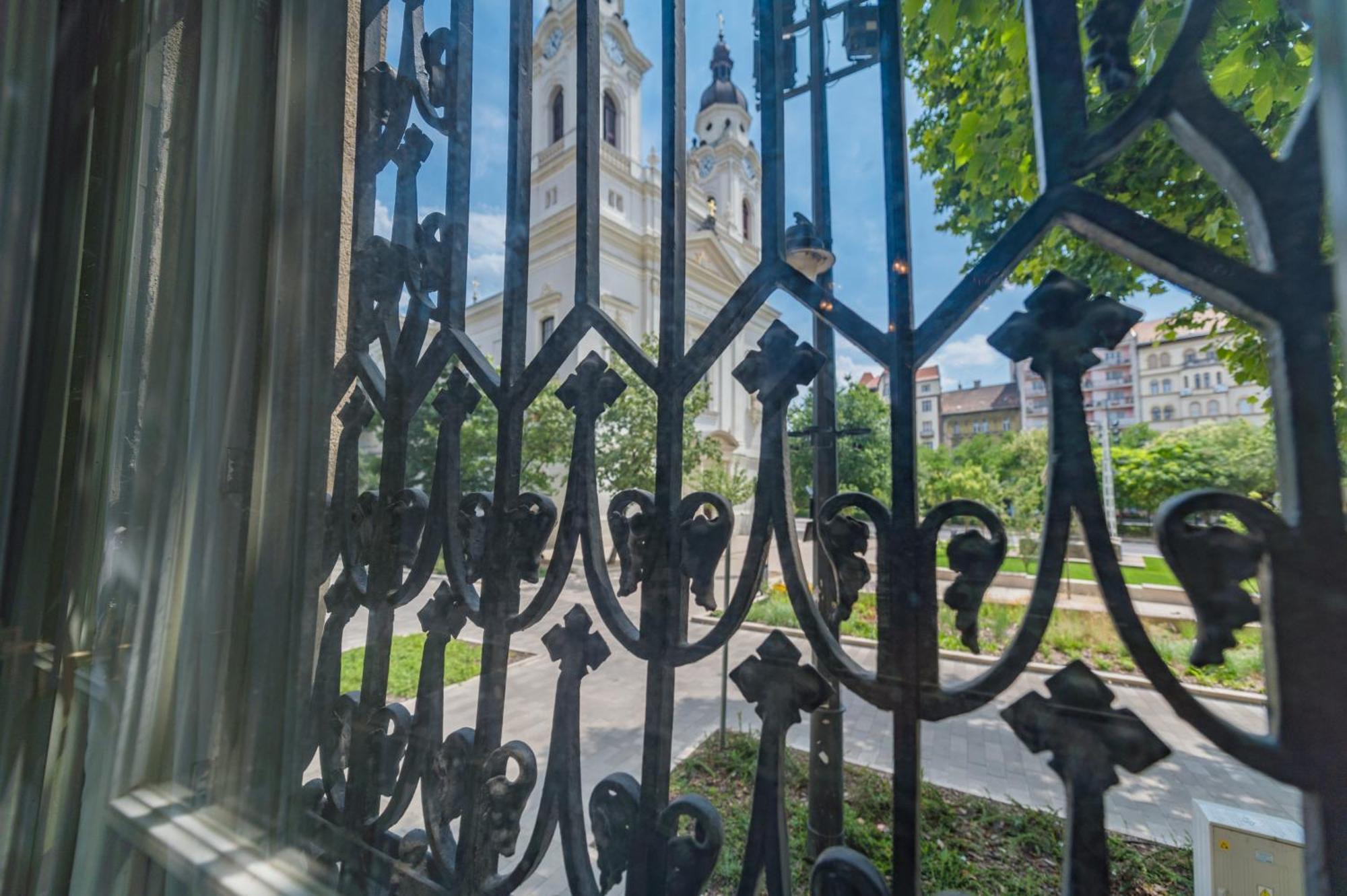 Zoya Luxury Residence Budapest Exterior foto The church of Saint-Pierre-Saint-Paul